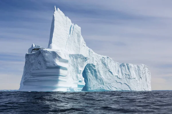 阳光灿烂的蓝色大西洋格陵兰岛上宏伟的冰山群 — 图库照片