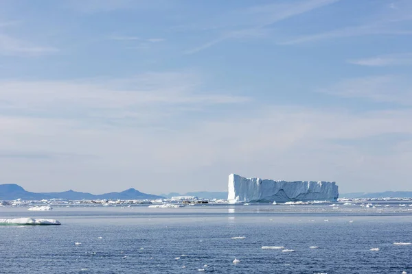 Derretendo Gelo Polar Sobre Azul Ensolarado Oceano Atlântico Groenlândia — Fotografia de Stock