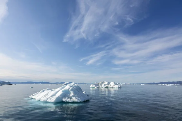 日当たりの良い青い大西洋で極性の氷を溶かす グリーンランド — ストック写真