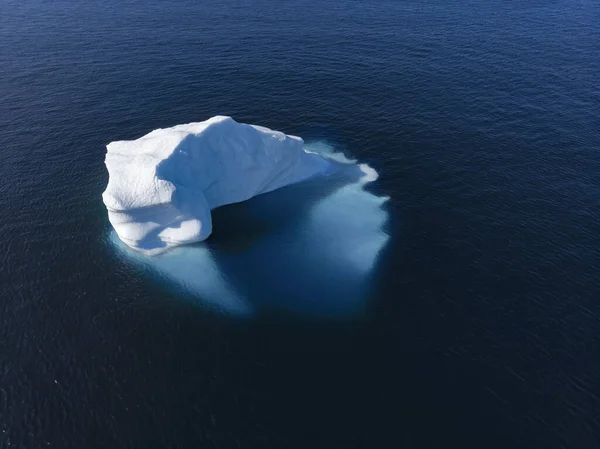 Drone Άποψη Μεγαλοπρεπές Παγόβουνο Στο Ηλιόλουστο Γαλάζιο Του Ατλαντικού Ωκεανού — Φωτογραφία Αρχείου