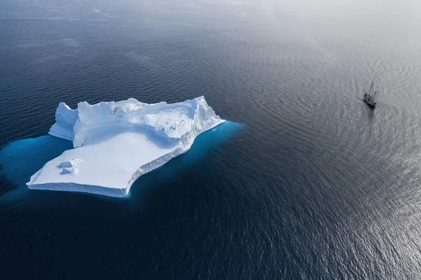 Statek Przepływający Obok Majestatycznej Formacji Lodowej Błękitnym Oceanie Atlantyckim Grenlandia — Zdjęcie stockowe