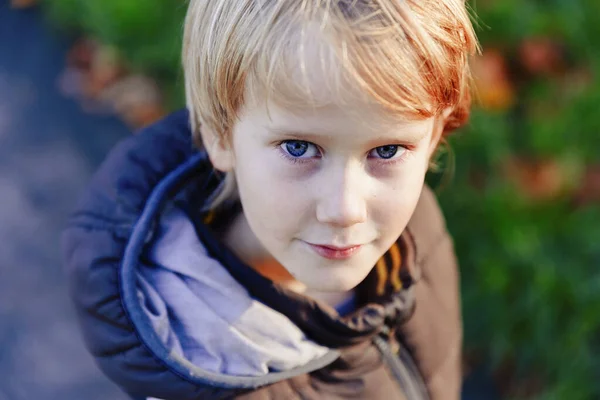 Portret Pewny Siebie Chłopiec Blond Włosami Niebieskimi Oczami — Zdjęcie stockowe