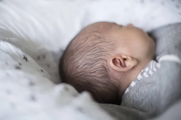 Close Onschuldige Pasgeboren Baby Jongen Slapen — Stockfoto