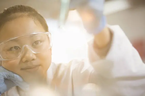 Pensiv Flicka Student Utför Vetenskap Experiment Klassrummet Laboratorium — Stockfoto