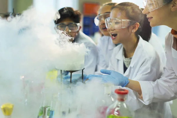 Überraschte Neugierige Studenten Beobachten Chemische Reaktionen Und Führen Wissenschaftliche Experimente — Stockfoto