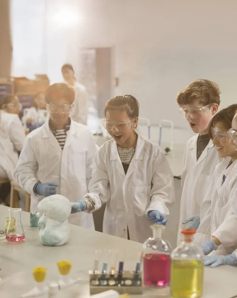 Estudantes Surpresos Conduzindo Experiências Científicas Espuma Explosiva Laboratório Sala Aula — Fotografia de Stock