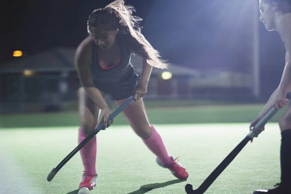 Beslutsam Ung Kvinnlig Plan Hockeyspelare Når Med Hockeyklubba Spelar Plan — Stockfoto