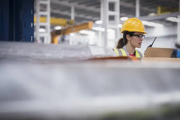 Vrouwelijke Werknemer Met Laptop Walkie Talkie Fabriek — Stockfoto