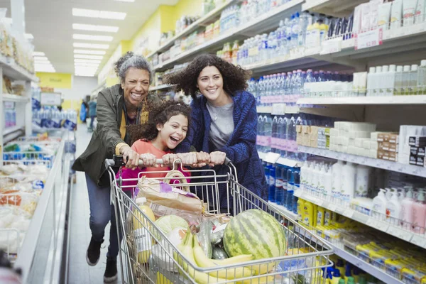 Игры Нескольких Поколений Женщин Толкающих Корзину Проходе Супермаркета — стоковое фото