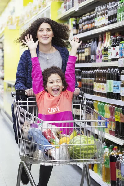 Мать Толкает Взволнованную Дочь Корзине Проходе Супермаркета — стоковое фото