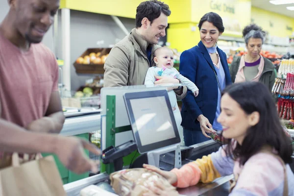 Caixa Ajudando Clientes Checkout Supermercado — Fotografia de Stock