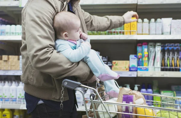Отец Ребенком Покупки Супермаркете — стоковое фото