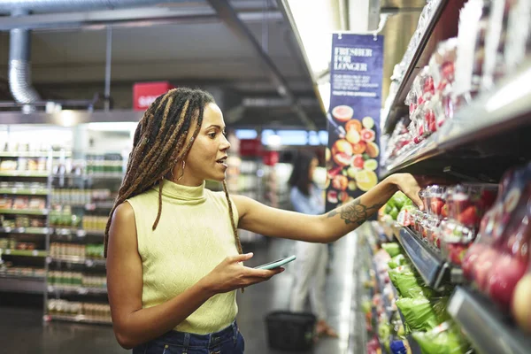 Mulher Com Compras Supermercado Telefone Inteligente — Fotografia de Stock