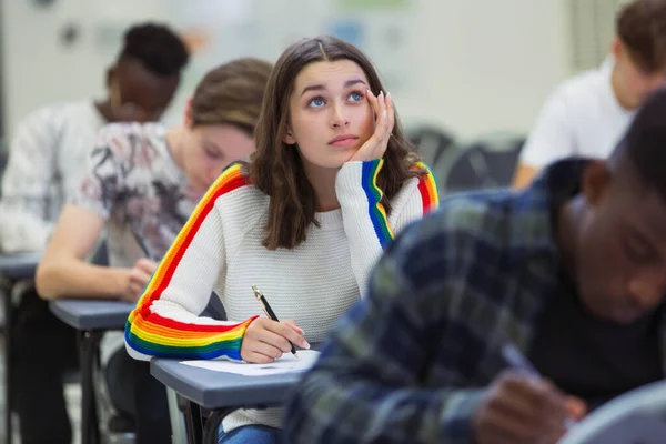 Estudante Ensino Médio Focado Fazendo Exame Olhando Para Cima — Fotografia de Stock