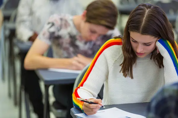 Étudiante Ciblée Secondaire Passant Examen Bureau Classe — Photo