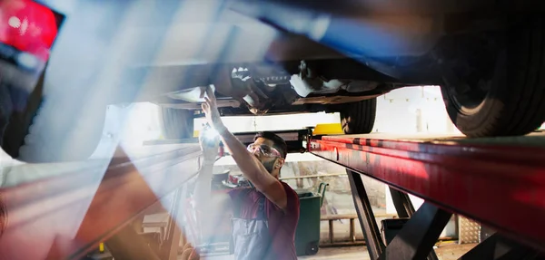 Mecánico Masculino Que Trabaja Debajo Del Coche Taller Reparación Automóviles — Foto de Stock