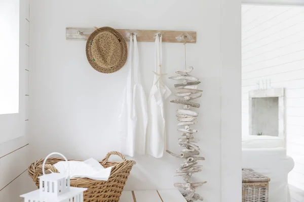 Treibholz und Schürzen hängen an Strandhaus-Garderobe — Stockfoto