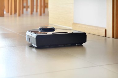 Robot elektrikli süpürge parlak kiremitli kat