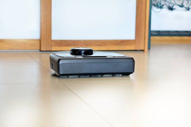 Robot elektrikli süpürge parlak kiremitli kat