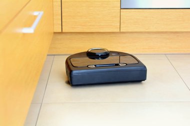 Robot elektrikli süpürge parlak kiremitli kat