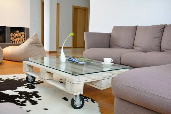 Pallet coffee table in modern living room — Stock Photo, Image