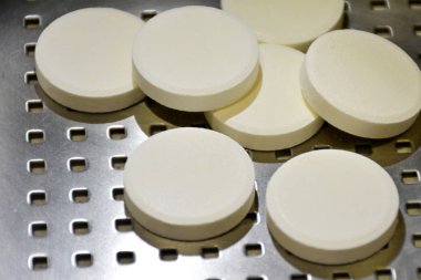 Paslanmaz çelik arka plan üzerinde beyaz hap