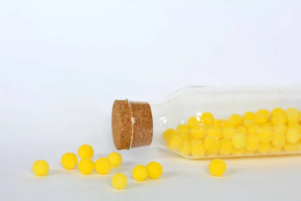 Caramelle da zucchero gialle su bianco — Foto Stock
