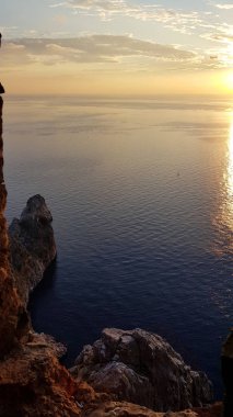 Gün batımında Alanya Şatosu 'ndan güzel deniz ve kayalar görünüyor.