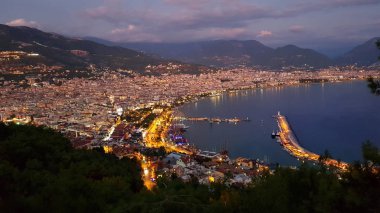 Alanya limanının panoramik manzarası Alanya yarımadasını oluşturuyor
