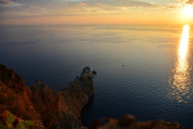 Gün batımında Alanya Şatosu 'ndan güzel deniz ve kayalar görünüyor.