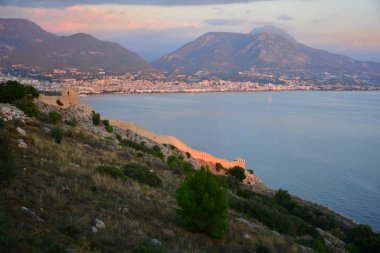 Alanya yarımadasındaki antik Alanya kalesinin manzarası, Tu