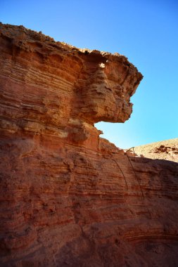 Red Canyon 'da yürüyüş yolu var. Negev Çölü, Eilat, İsrail