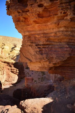 Red Canyon 'da yürüyüş yolu var. Negev Çölü, Eilat, İsrail