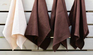 Waffle örgü ya da ahşap arka planda el havlusu. Ev tekstili