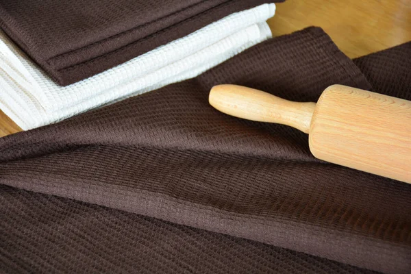 ワッフル織りのキッチンや木製のテーブルの上にハンドタオル ホームテキスタイル — ストック写真