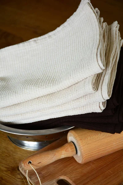 ワッフル織りのキッチンや木製のテーブルの上にハンドタオル ホームテキスタイル — ストック写真