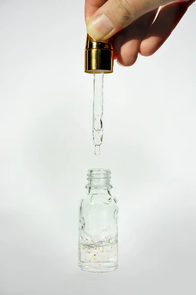 Particelle Oro Scintillante Bottiglia Siero Con Contagocce Mano Donna — Foto Stock