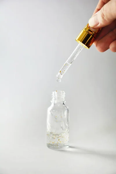Particelle Oro Scintillante Bottiglia Siero Con Contagocce Mano Donna — Foto Stock