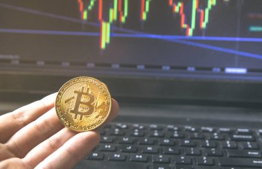Bitcoin madeni para üzerinde modern siyah defter yerleştirilir. Yakın çekim fotoğraf Bitcoin, exchange sanal değeri, kripto dijital para. İnternet üzerinden canlı hisse senedi Alım Satım arka plan. Büyük tutarları, Emlak satış.