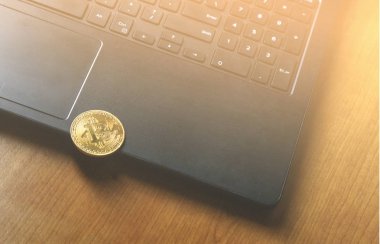 Bitcoin para modern siyah notebook klavye üzerinde yerleştirilir. Yakın çekim fotoğraf Bitcoin, exchange sanal değeri, kripto dijital para. Hisse senedi Alım Satım internet üzerinden. Büyük tutarları, Emlak satış.
