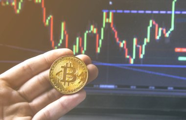 Bitcoin yazı tura modern bir siyah defter önünde tutan el 