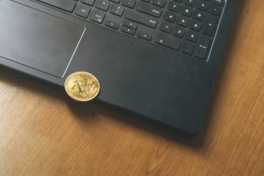 Bitcoin madeni para üzerinde modern siyah defter yerleştirilir. Yakın çekim fotoğraf Bitcoin, exchange sanal değeri, kripto dijital para. İnternet üzerinden canlı hisse senedi Alım Satım arka plan. Büyük tutarları, Emlak satış.