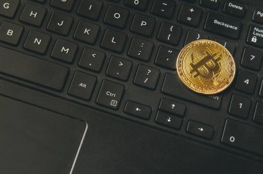 Bitcoin para modern siyah notebook klavye üzerinde yerleştirilir. Yakın çekim fotoğraf Bitcoin, exchange sanal değeri, kripto dijital para. Hisse senedi Alım Satım internet üzerinden. Büyük tutarları, Emlak satış.