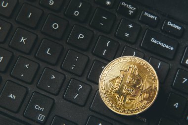 Bitcoin para modern siyah notebook klavye üzerinde yerleştirilir. Yakın çekim fotoğraf Bitcoin, exchange sanal değeri, kripto dijital para. Hisse senedi Alım Satım internet üzerinden. Büyük tutarları, Emlak satış.