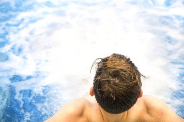 Genç çocuk çekici, yakışıklı beyaz beyaz esmer adam b