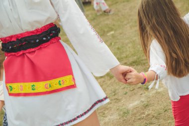 İki kız birbirinin tutan eller geleneksel dans, Doğu Avrupa geleneksel dans Hora, mutluluk Ruhun huzur içinde dans dans ederken. Dostça bir dans eden konsept fotoğraf