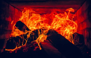 Şömine Kırmızı Sarı büyük alevler içinde içine bir ateş yakar.