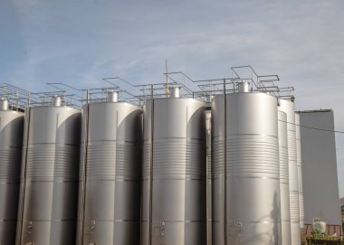 Modern depolama teknolojisi Tarım-sanayi, metal konteynerler tahıl iş tahıl ambarı iz perspektif için. Tahıl kurutma kompleksi, yaz güneşli bir gün, mavi gökyüzü beyaz bulutlar içinde ticari tohum siloları . 