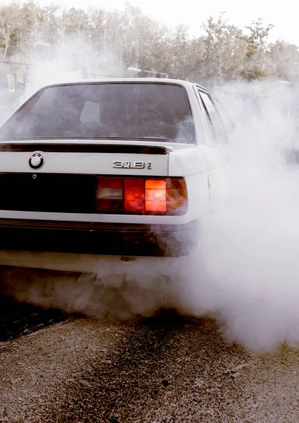 Moldova 25.09.2019. Modern Stance Car yarış arabası sürükleniyor. — Stok fotoğraf