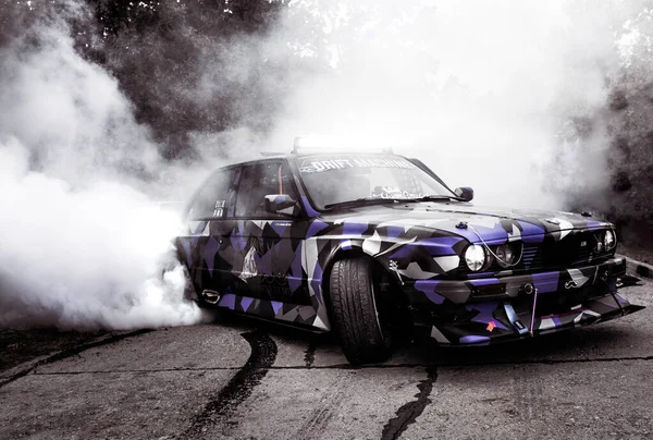 Moldova 25.09.2019. Modern Stance Car yarış arabası sürükleniyor. 